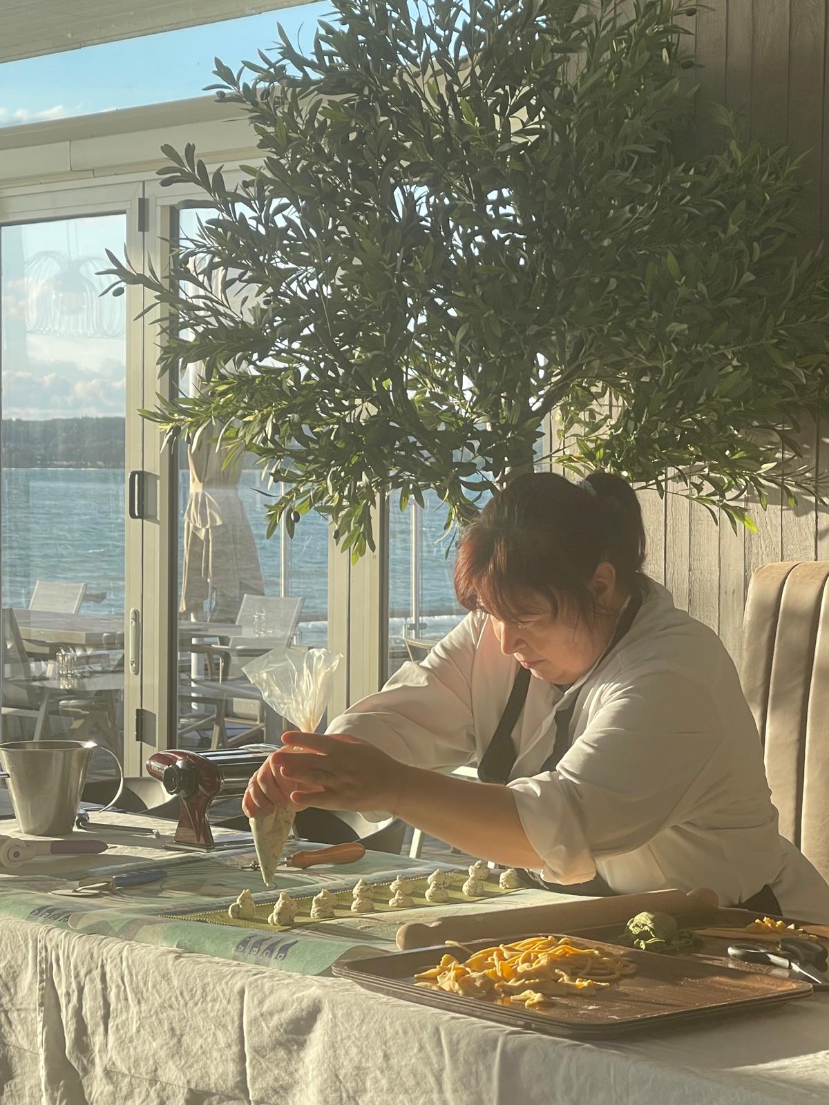 Barbara tillverkar färsk pasta för hand på Restaurang Sjövik