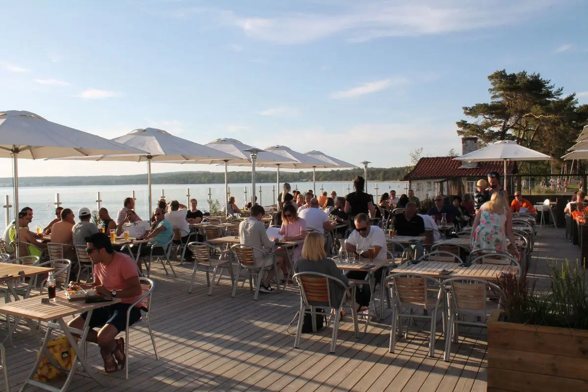 Restaurang Sjöviks uteservering vid Vättern i Varamon