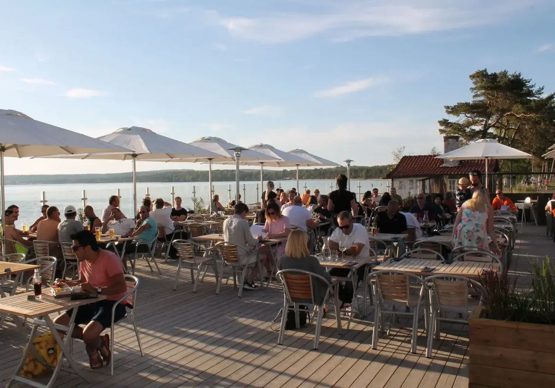 Människor som sitter på restaurang sjövik i Varamon